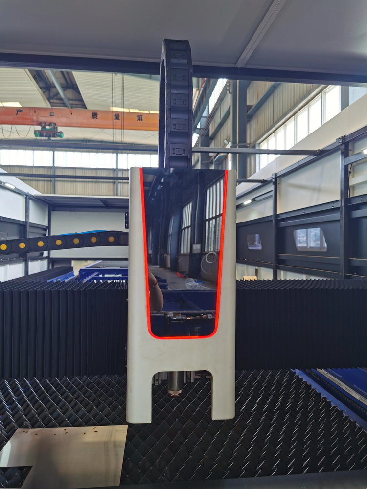 W pełni zamknięta maszyna do c – Industrial Fiber Laser Cutting Machine recenzja i cena